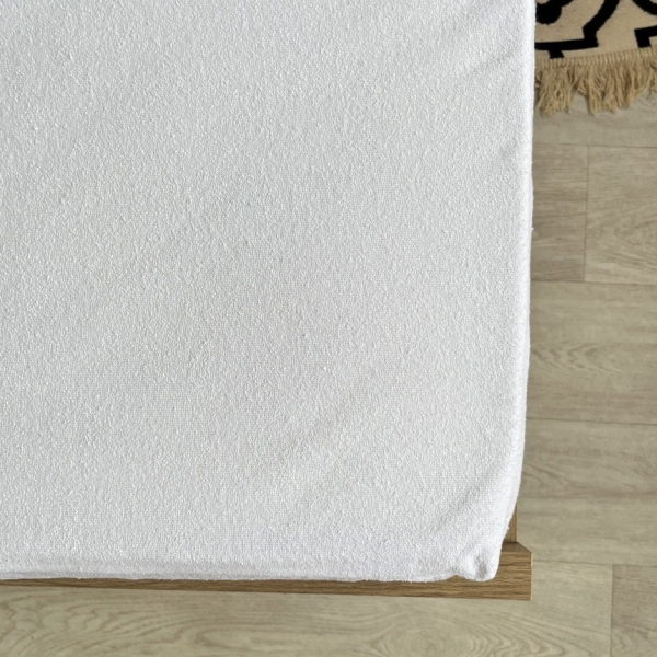 Наматрацник водонепроникний з резинкою по всьому периметру