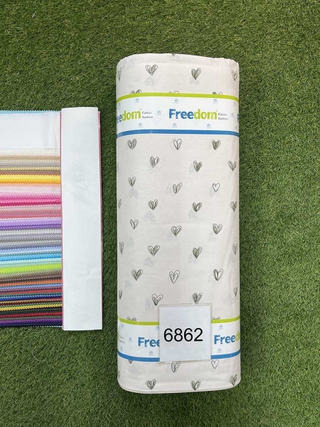 Ранфорс принт 6862 зелені серця на бежевому фоні